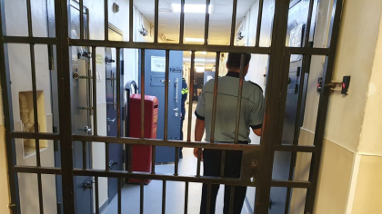 Moarte suspectă în arestul IPJ Constanța. Un bărbat de 57 de ani ar fi căzut de la înălțime în camera de detenție