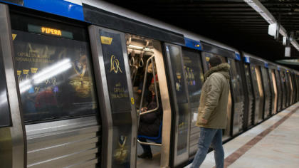 Plata cu cardul la metrou ar putea fi suspendată, după ce Metrorex a anulat licitația pentru serviciile bancare