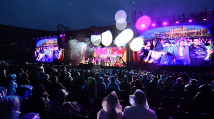 A început festivalul "Unforgettable". Andra a urcat pe scenă alături de Nikos Vertis, în prima zi