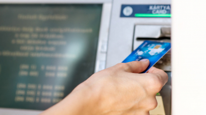 Dispar bancomatele. Se renunță la banii cash la nivel național. Când vom ajunge la zero ATM-uri