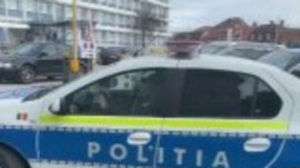 O femeie de 57 de ani și-a terorizat vecinii. Ar fi distrus un panou electric cu securea și ar fi amenințat cu un cuțit