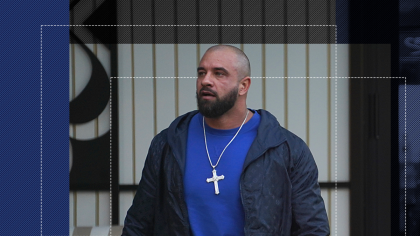 L-au umilit pe Alex Bodi! I-au ”răpit” și dedicațiile! ”Musculosul” a apărut în restaurantul unde petreceau Dan Alexa și Nuredin Beinur &amp; ”frații” lui, dar a avut un șoc!