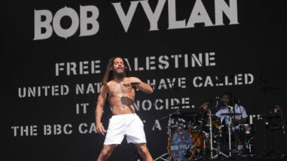 Scandal gigantic pop-politic: trupa rap punk Bob Vylan a cerut „moartea” armatei israeliene iar mesajele au fost transmise live de BBC | VIDEO