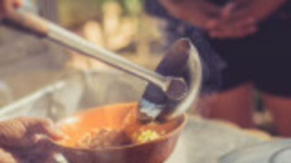 Doi adolescenți trebuie să plătească peste 300.000 de dolari după ce au urinat într-un vas cu supă la un restaurant din China