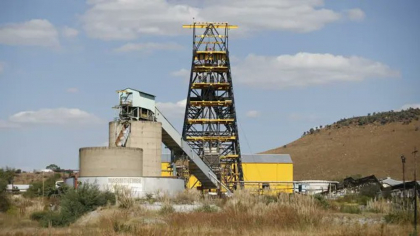 Aproape 300 de mineri au rămas blocaţi în subteran într-o mină de aur din Africa de Sud