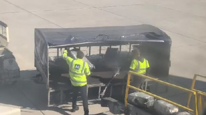 Bagajele pasagerilor, aruncate în scârbă pe Aeroportul Cluj. Filmarea virală care a declanșat ancheta autorităților