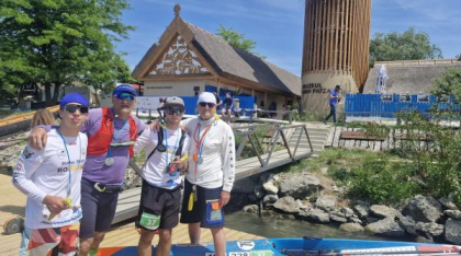 Matei Barbu, campion mondial, dă o lecție de fair-play la maratonul Ivan Patzaichin și își așteaptă colegul, pentru a trece linia de finish împreună