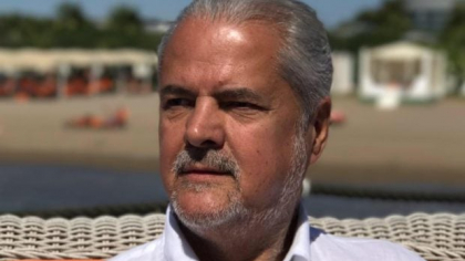 Imagine rară cu Adrian Năstase și familia sa. A împlinit 75 de ani și a apărut alături de soția Dana, băieții Mihnea și Andrei și soțiile lor