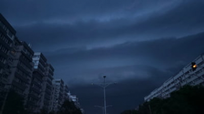 Avioane blocate în aer de furtuna puternică din București-Ilfov. Au survolat aeroportul Otopeni timp de zeci de minute
