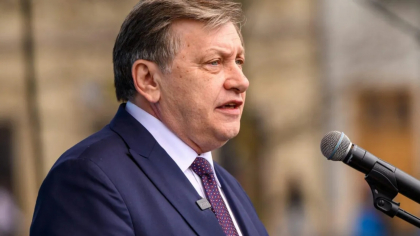 Crin Antonescu, delir halucinant: „Rețeaua securistico-propagandistică din spatele lui Dan a câștigat din nou”. Își numește colegii din PNL „globaliști neomarxiști”