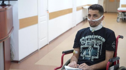 Un soldat ucrainean a supraviețuit cinci zile după ce rușii i-au taiat gâtul și l-au aruncat într-o groapă