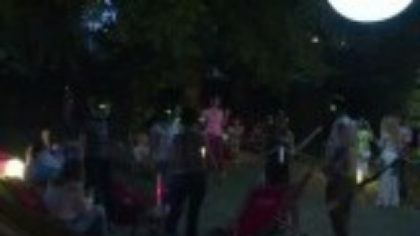 Silent party sub clar de lună, în inima Bucureștiului. Tinerii au dansat în liniște, cu muzica în căști