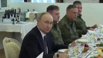 Toată lumea se uita la farfuria președintelui Vladimir Putin. Imagini surprinzătoare de la ziua liderului rus