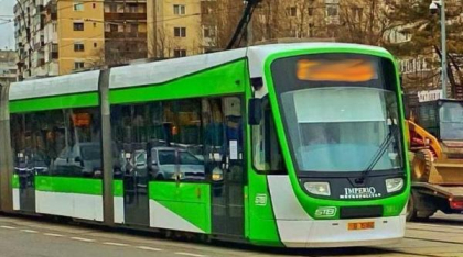 Accident în București: Un pieton a fost lovit de tramvai, după ce a traversat neregulamentar. Traficul este blocat în zona Obor