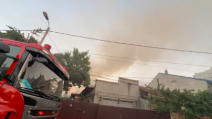 Mai multe imobile au fost cuprinse de un incendiu pe o stradă din Sectorul 2. Se intervine cu mai multe autospeciale