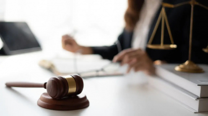 Doi iubiți din Iași, obligați de judecători să stea în aceeași casă, dar să nu se apropie unul de celălalt, deși exista un ordin de protecție