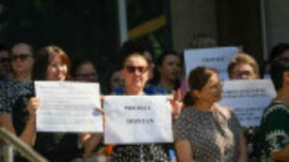 Lucrătorii din Casele de Pensii şi angajaţii MIPE protestează marţi în faţa instituţiilor, nemulţumiţi de tăierea veniturilor