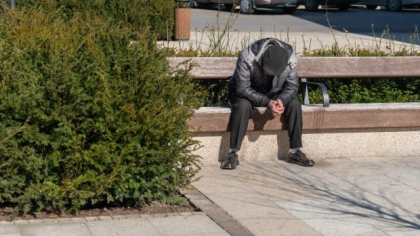 De la dormit pe străzi, la două mastere: povestea tânărului care conduce o cafenea pentru persoanele fără adăpost