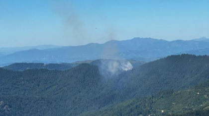 Incendiu de pădure în Masivul Țibleș: Intervenție aeriană și forțe mobilizate în zonă greu accesibilă