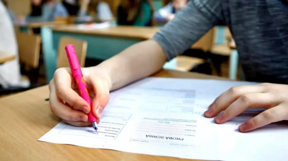 De necrezut ce a pățit o elevă din Mehedinți, după ce a fost prinsă cu telefonul la BAC! Instanța i-a dat dreptate