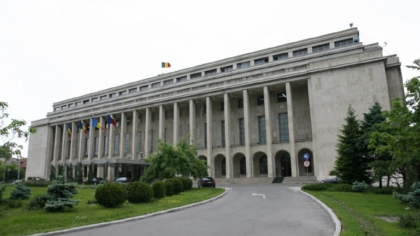 Protest înainte de ședința în care Bolojan vrea să taie sporurile. Angajații Guvernului au ieșit în stradă