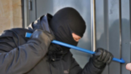 Teleorman: Un bărbat ar fi violat o bătrână în casa ei și ar fi fugit cu bani și mai multe bunuri