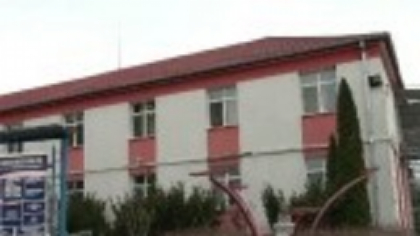 Cei patru angajaţi ai Spitalului de Psihiatrie din Ștei, filmați în timp ce bat și umilesc pacienții, trimiși în judecată