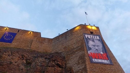 Un muzeu din Estonia a pus un afiș cu vedere spre Rusia în care îl compară pe Vladimir Putin cu Adolf Hitler: „Acesta este mesajul nostru”