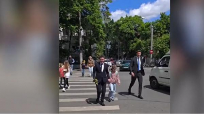 Nicușor Dan și-a luat fetița de la școală în prima zi după ce a fost ales președinte. Au mers pe jos
