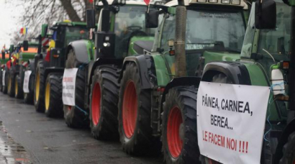 Agricultorii români protestează în fața reprezentanței Comisiei Europene de la București