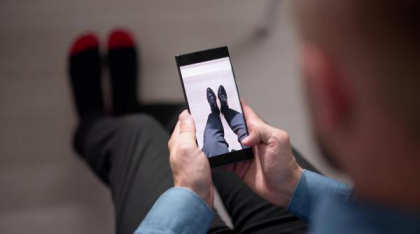 Google lansează o nouă funcție AI care îți permite să probezi haine virtual