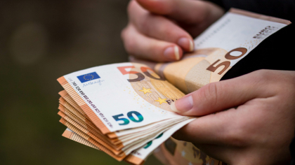 România nu se află în ultimele trei ţări din UE ca salariu minim. Românii cu venit minim pe economie câştigă 250 de euro în plus faţă de bulgari