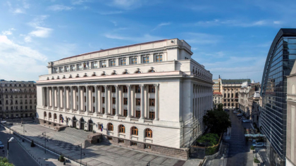 BNR afişează joi un curs de referinţă de 5,122 lei/euro, în creştere cu 0,45%. Dolarul s-a apreciat cu 1,05%, fiind cotat la  4,536 lei