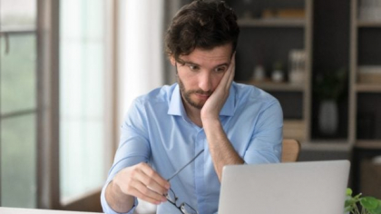 Felul în care privesc tinerii, un nou motiv de scandal între generații în mediul online: „Este modul nostru a procesa prostia”