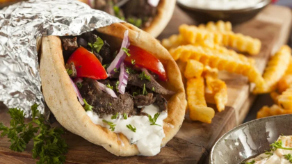 Care este prețul unui gyros în stațiunea grecească adorată de toți românii. Costurile, mult mai mari decât în țară