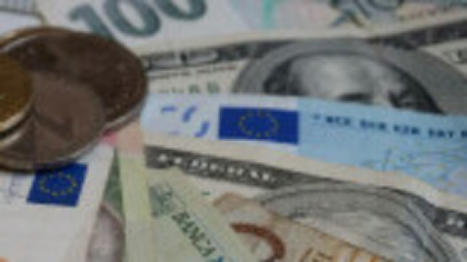 Economist: România se află în faţa unei crize valutare fără precedent. Investitorii încep să vândă din titlurile româneşti