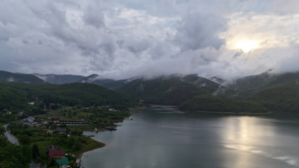 Lacul superb din vestul României ocolit de români. Locul unde s-au născut legende cu OZN-uri, monștri și blesteme