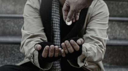 Cerșetor cu o avere la el: Un bărbat fără adăpost a fost prins că avea 13.400 de euro, inclusiv peste 1.900 de euro în monede