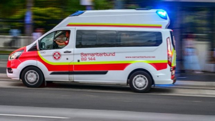 Opt beri, puțin vin, alcool tare la sfârșit, apoi bărbatul a sărit din ambulanță, în mers, în mijlocul autostrăzii: „Picătura care a umplut paharul”