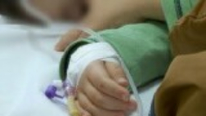 O fetiță de 8 ani, rănită după ce o poartă de fotbal din curtea şcolii a doborât-o. Pe ea se aflau mai mulți copii