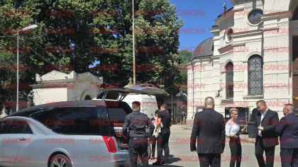 Irina Loghin a apărut susținută la priveghiul soțului ei. Cântăreața a avut nevoie de ajutor să intre în biserică