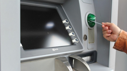 Escrocherie de 50.000 de lei. O femeie a fost păcălită de un presupus „angajat BNR” să ia un credit și să trimită banii unui necunoscut