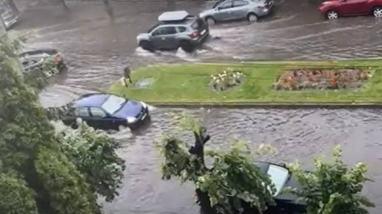 Furtuna a făcut prăpăd în mai multe zone din România și în București: vântul a smuls acoperișuri, au căzut copaci și stâlpi de curent
