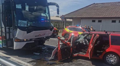 Tragedie în Bihor: Un copil de 5 ani și-a pierdut ambii părinți într-un accident. Mașina condusă de tatăl său s-a izbit de un autocar