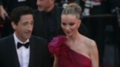 Actorul Adrien Brody și iubita sa, Georgina Chapman, pe covorul roșu de la Cannes. Gesturile surprinse de camere