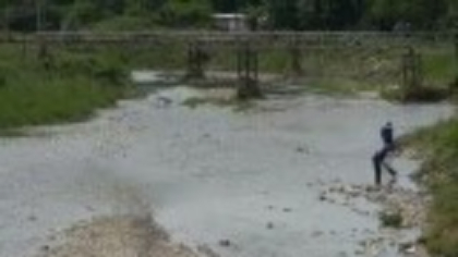 OMV Petrom a fost amendată cu 150.000 de lei după ce un râu din Bacău a fost contaminat. Ce au văzut localnicii în apă