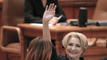 Imaginile uitate din tinerețea Vioricăi Dăncilă. Era brunetă și avea părul ondulat