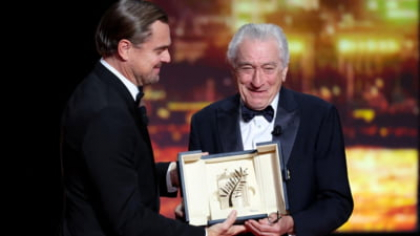 Leonardo DiCaprio i-a înmânat Palme d'Or-ul onorific lui Robert De Niro la Festivalul de Film de la Cannes 2025 VIDEO