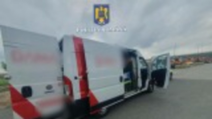 Descoperire de 150.000 de euro pe A1. Ce au găsit poliţiştii într-o autoutilitară oprită pe autostradă. FOTO