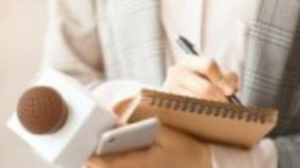 Jurnalismul de calitate dispare din cauza giganților tehnologiei și a guvernelor. Economiștii propun vouchere pentru oameni